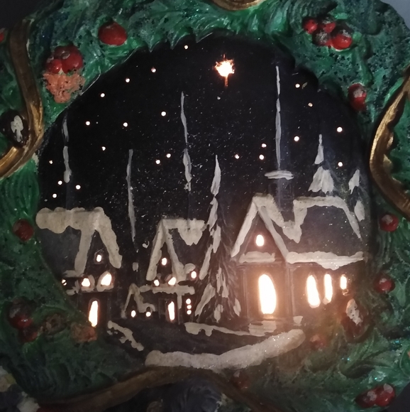 Light-Up Holly Wreath Snowy Village Starry Night Ceramic Vintage Christmas Decor - Picture 15 of 16